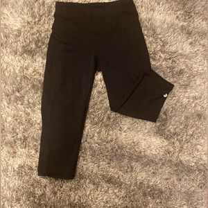 They are size 4 lululemon capri’s barely worn, the tag got ripped out.